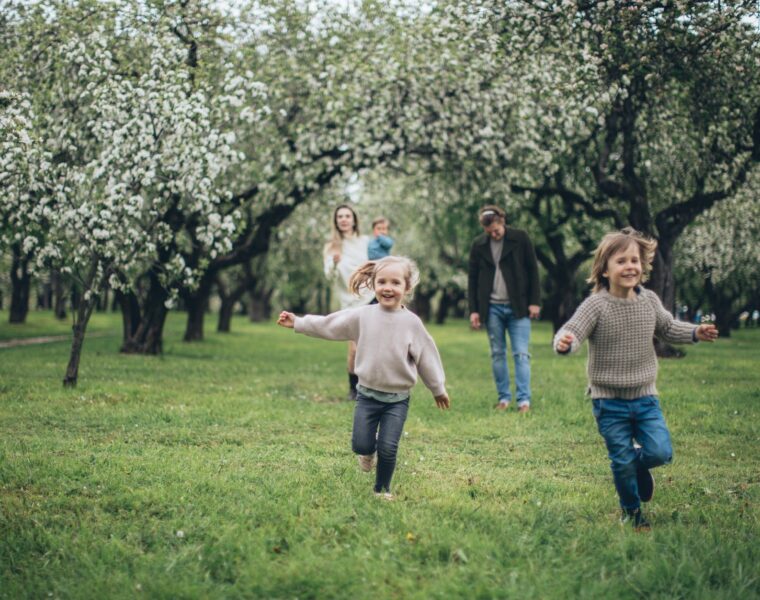 horoskop po znakovima od 18. do 24. travnja, a happy family in the park