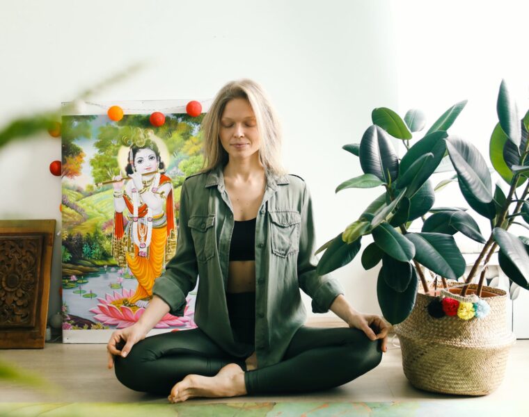 Zaljubljeni u sebe Tišina i prisutnost, woman sitting on the floor while meditating