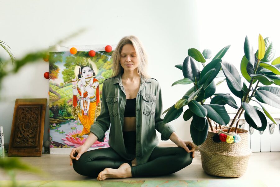 Zaljubljeni u sebe Tišina i prisutnost, woman sitting on the floor while meditating