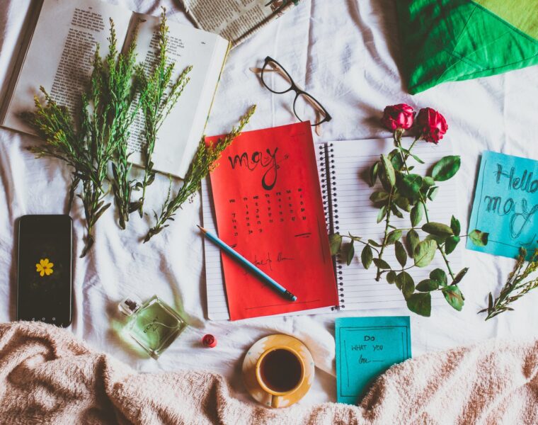 Mjesečni horoskop za svibanj, bright calendar near roses and coffee on crumpled textile