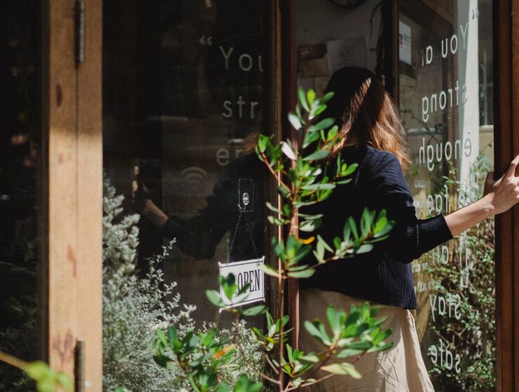 Zatvori vrata i idi!, woman closing door into flower shop