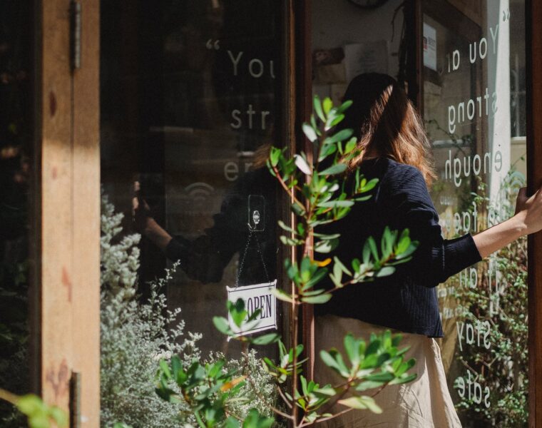 Zatvori vrata i idi!, woman closing door into flower shop
