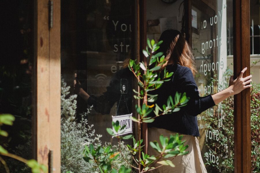 Zatvori vrata i idi!, woman closing door into flower shop