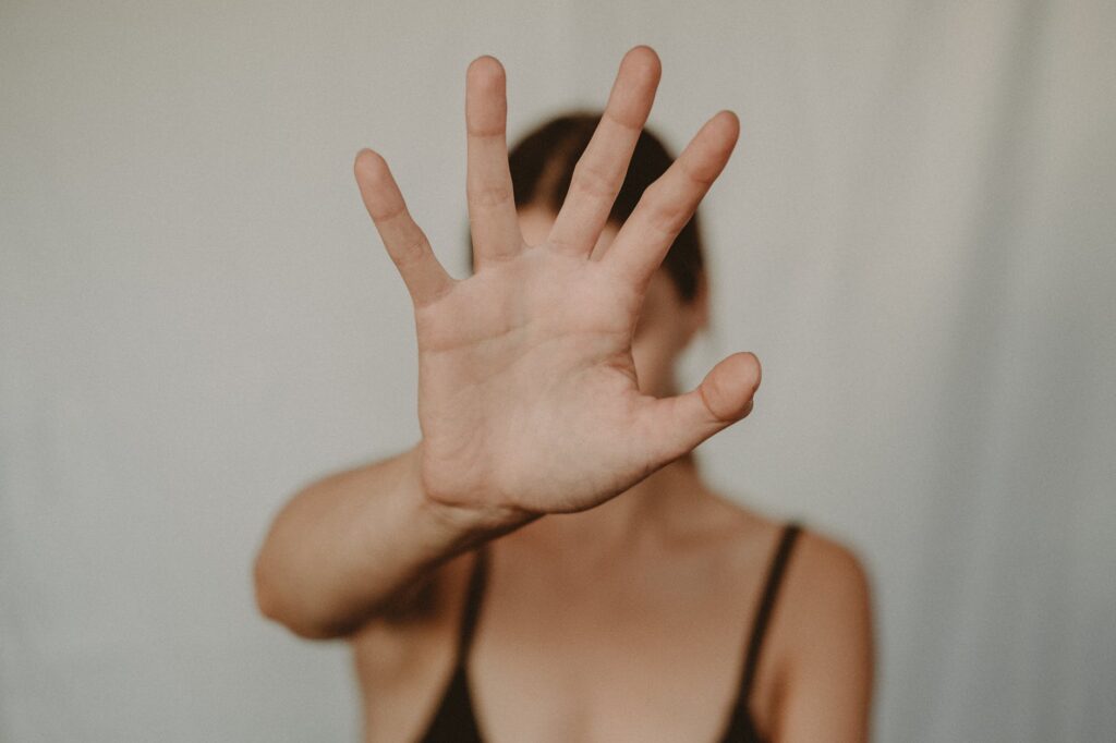 Tko te ne poštuje, woman showing stop gesture with hand