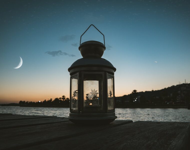 Pomrčina Sunca i mlad Mjesec, gray metal candle lantern on boat dock