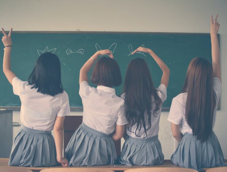obrazovni sustav promovira seksizam, photo of four girls wearing school uniform doing hand signs