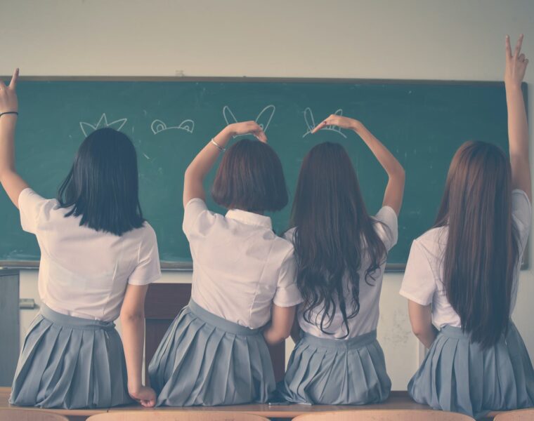 obrazovni sustav promovira seksizam, photo of four girls wearing school uniform doing hand signs
