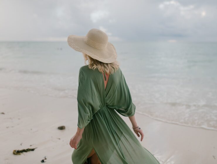 fokus na cilj, woman with flying dress standing on wet beach