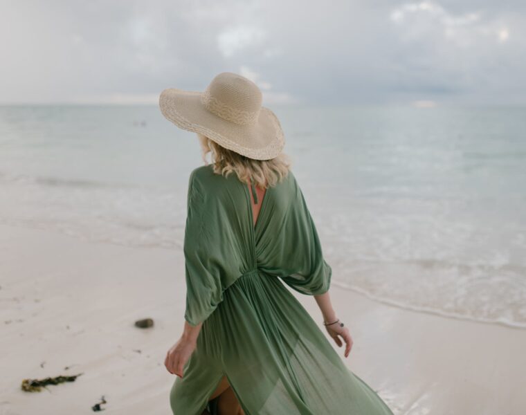 fokus na cilj, woman with flying dress standing on wet beach