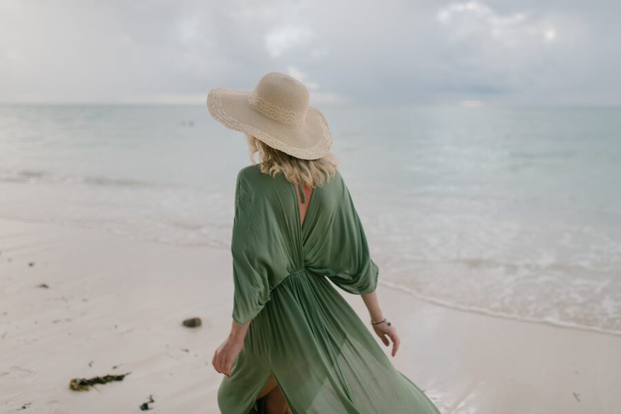 fokus na cilj, woman with flying dress standing on wet beach