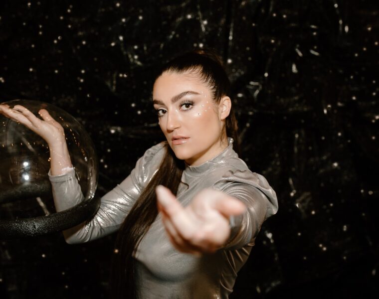 Retrogradni Merkur u Blizancima i Biku, light fashion people woman