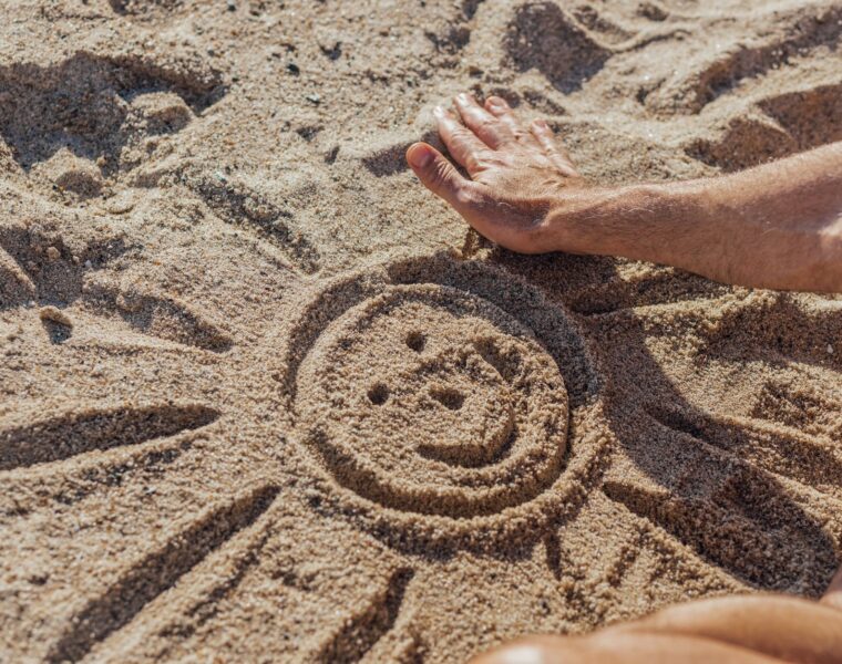 Značenje pomrčine Sunca Toxic, healing, self love, person drawing smiling sun on sand