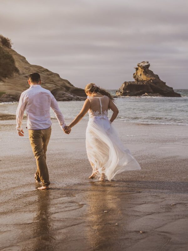 Uvijek pružajte samo ljubav, a romantic couple walking on the beach