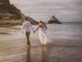 Uvijek pružajte samo ljubav, a romantic couple walking on the beach