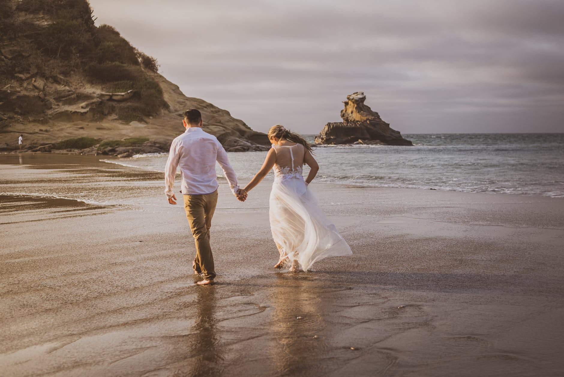 Uvijek pružajte samo ljubav, a romantic couple walking on the beach