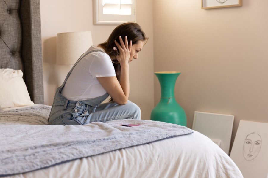 Nisu te naučili da budeš sretna šutjeti pred vlastodršcima patrijarhata , worried woman sitting on bed
