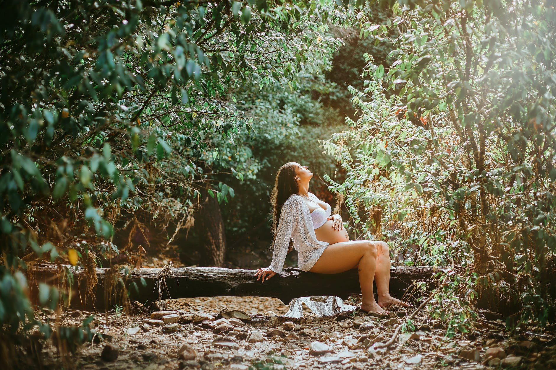 15. svibnja Međunarodni dan svjesnosti o trudničkoj hiperemezi

woman sitting on log