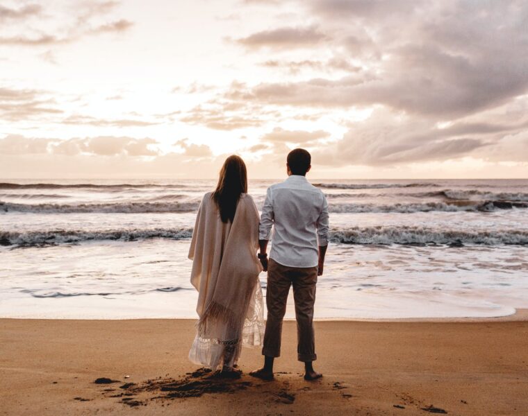 Mjesečni ljubavni horoskop za lipanj, couple standing on the seshore