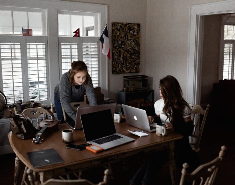 Tjedni horoskop po znakovima od 09. do 15. svibnja, photo of women using laptops