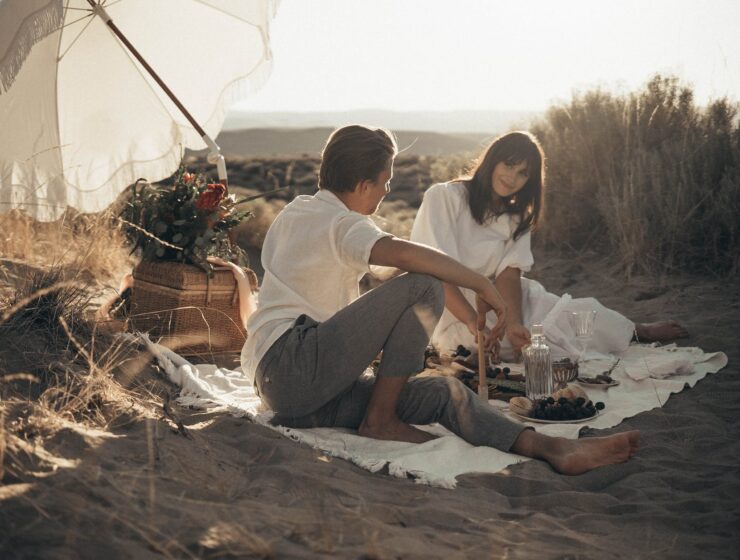 Apsolutna sreća u maju Ljubavni horoskop za rujan, ljeto donosi ljubav, young couple having picnic on sandy beach