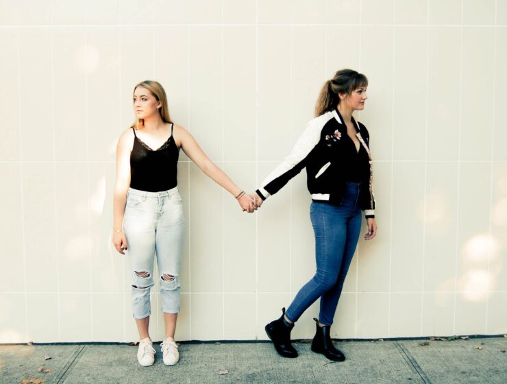 žene koje mrze žene Moć neovisne žene, Nada Peratović, two women standing against wall