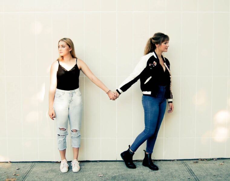 žene koje mrze žene Moć neovisne žene, Nada Peratović, two women standing against wall