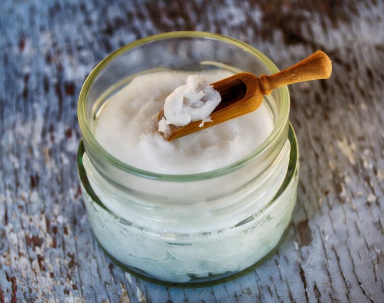 kokosovo ulje, clear glass container with coconut oil