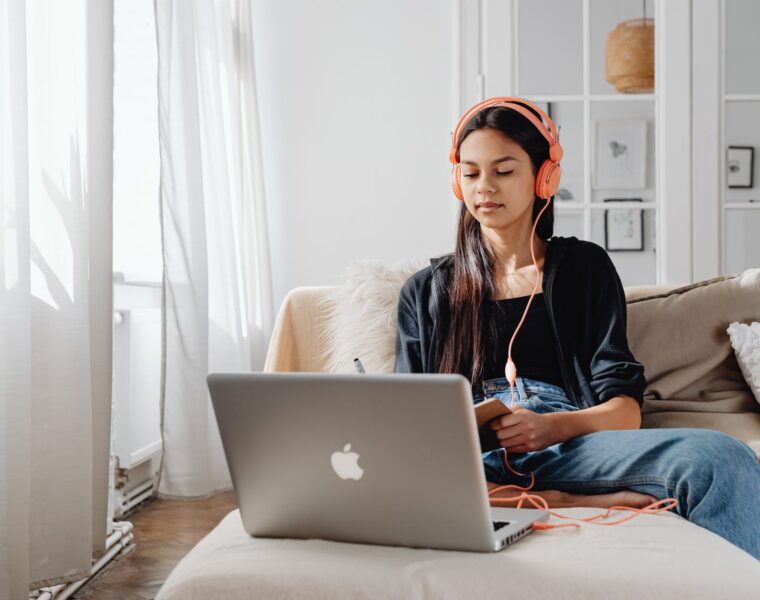 gubitak kilograma koji si znak? woman using a laptop with headphones