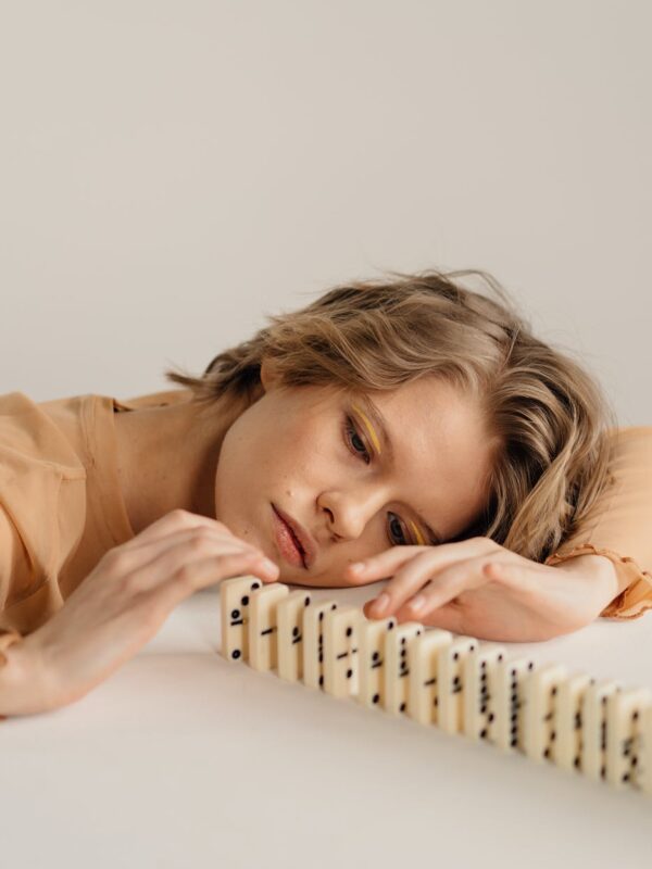 Emocionalni ožiljci zdravo za gotovo Želiš da ti se bivši vrati, woman in brown long sleeve shirt touching domino pieces