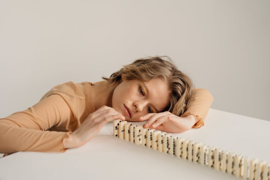 Emocionalni ožiljci zdravo za gotovo Želiš da ti se bivši vrati, woman in brown long sleeve shirt touching domino pieces