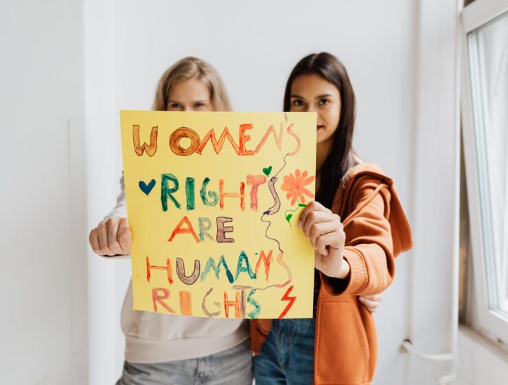 Osude prema ženama , women holding a poster