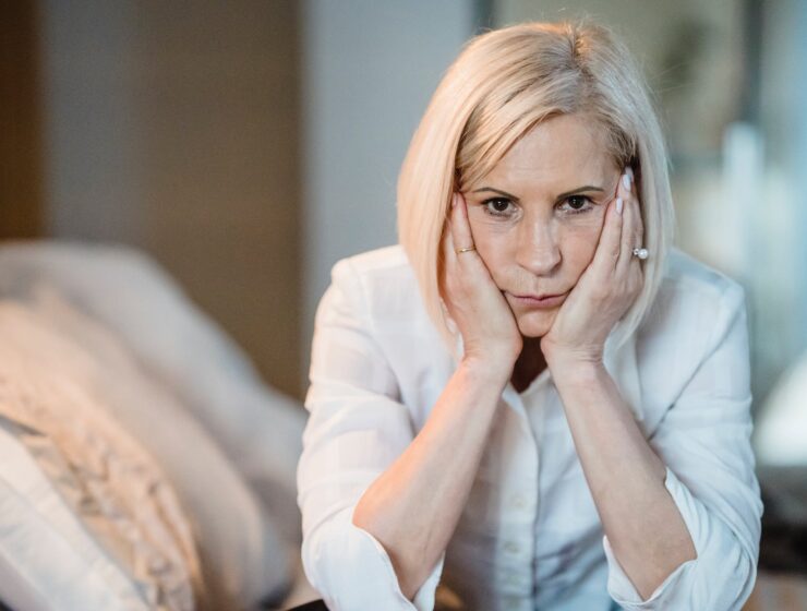 starenje bez photoshopa? a sad woman s hands on chin while seriously looking at the camera