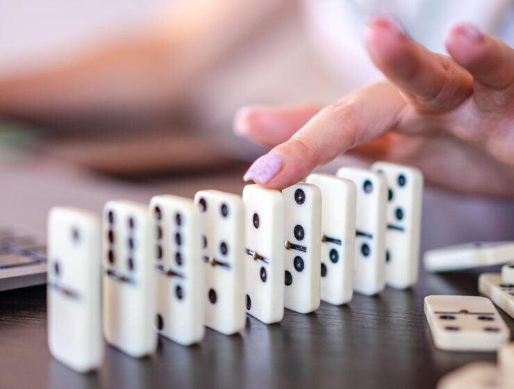 ti nemaš prava na mene, person playing dominoes
