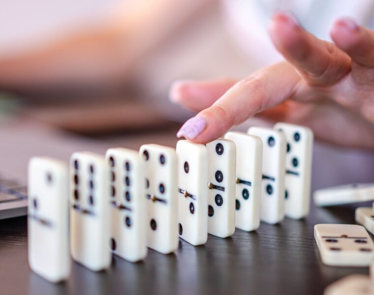 ti nemaš prava na mene, person playing dominoes