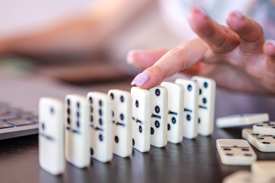 ti nemaš prava na mene, person playing dominoes