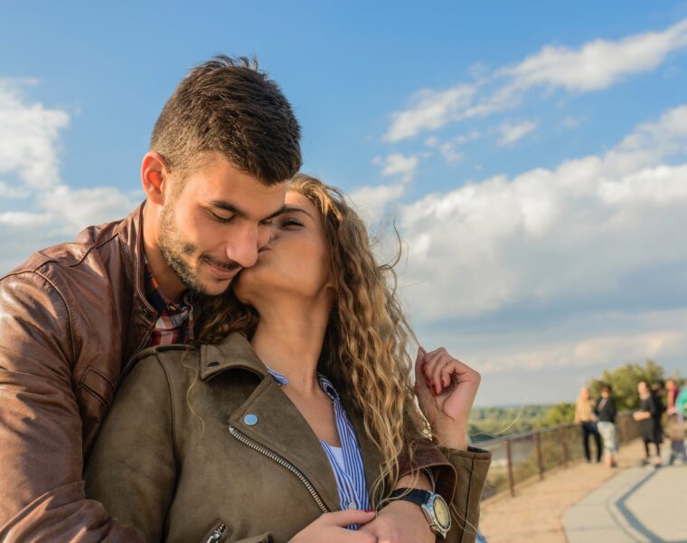 Rijetki se nalaze, woman kissing man