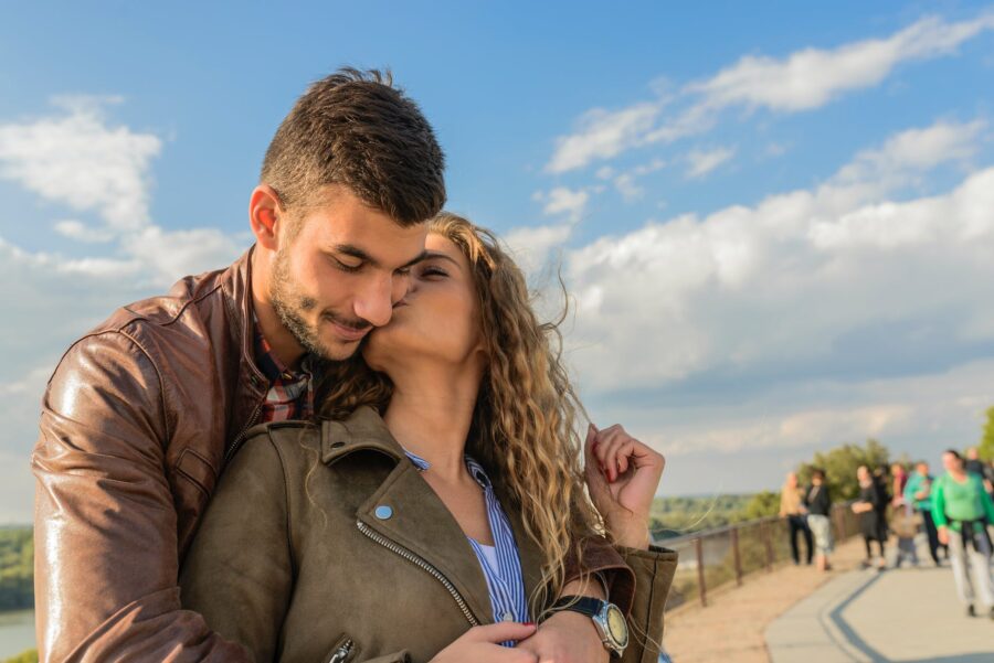Rijetki se nalaze, woman kissing man