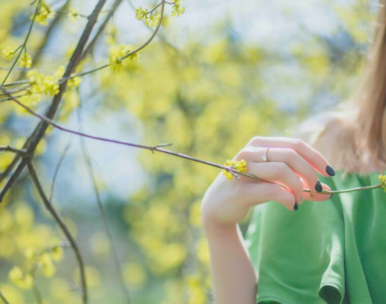 Zaljubljeni u sebe žrtva emotivnog zlostavljanja, closeup photography of woman wearing green top holding leaf