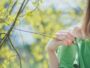 Zaljubljeni u sebe žrtva emotivnog zlostavljanja, closeup photography of woman wearing green top holding leaf