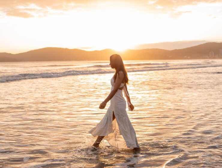 Ljubav briše svaku stigmu Svi se mijenjamo jedan život Astro prognoza za kolovoz, woman walking towards the waters of the sea