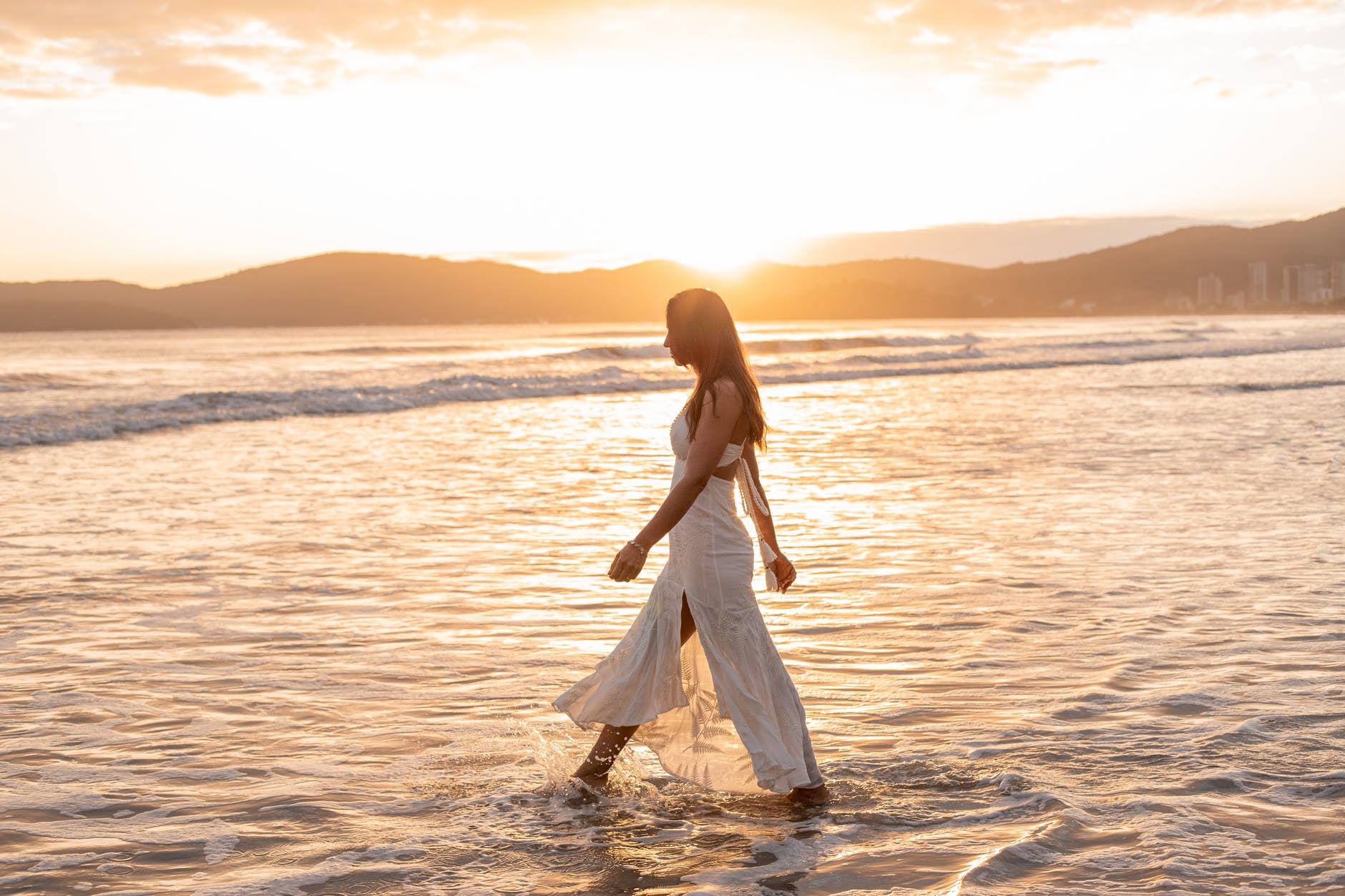 Jednom nogom vanka...

woman walking towards the waters of the sea