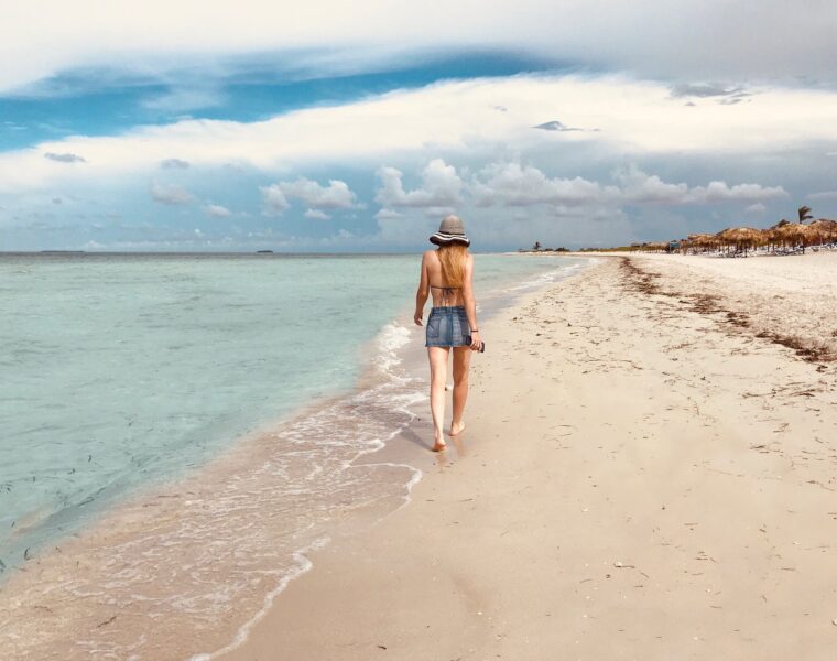nevoljama dolazi kraj Stvar je poprilično jednostavna, back view photo of women walking by the beach