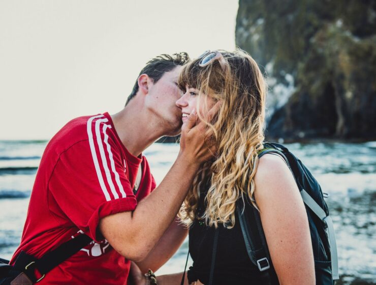 Karmički odnosi, photo of man kissing woman