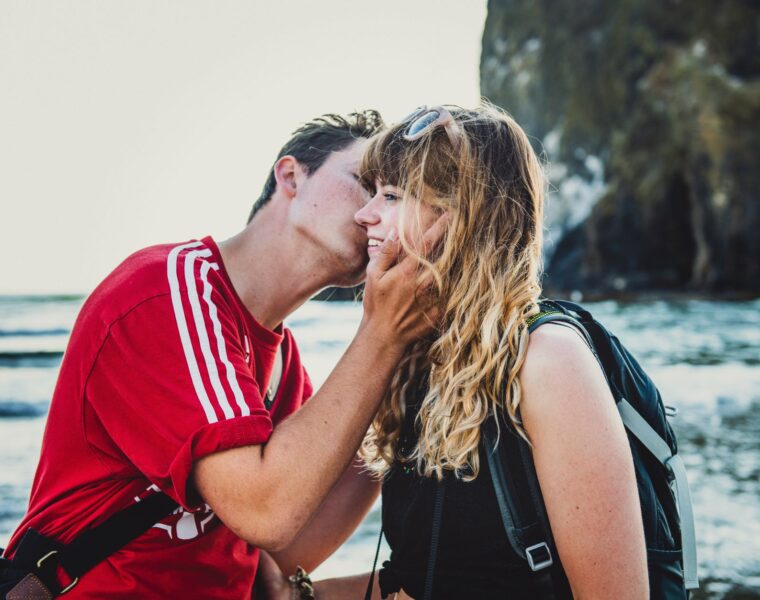 Karmički odnosi, photo of man kissing woman