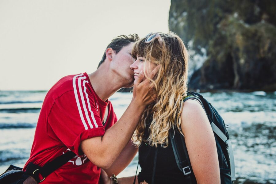 Karmički odnosi, photo of man kissing woman