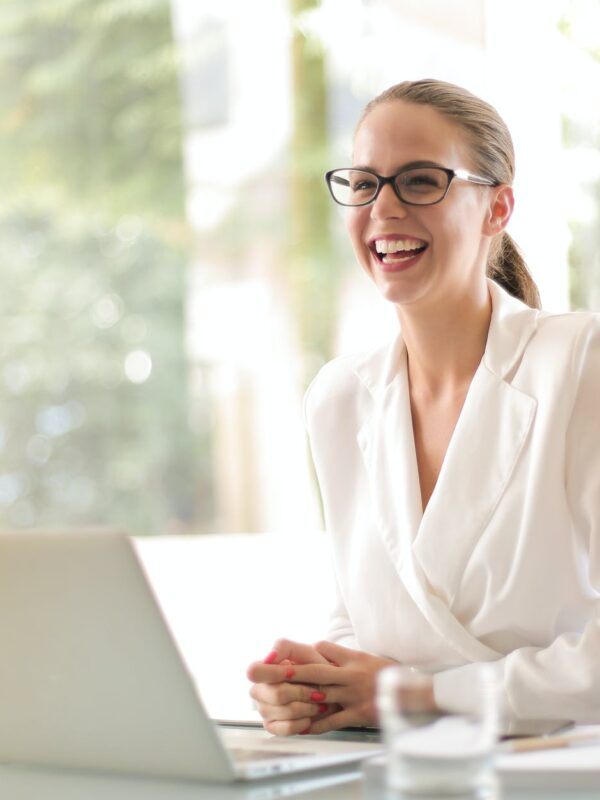uspješna poslovna žena muški ili ženski mozak želje se ostvaruju, laughing businesswoman working in office with laptop