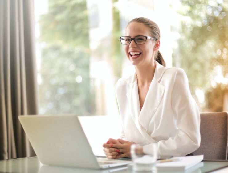 uspješna poslovna žena muški ili ženski mozak želje se ostvaruju, laughing businesswoman working in office with laptop