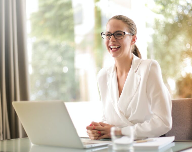 uspješna poslovna žena muški ili ženski mozak želje se ostvaruju, laughing businesswoman working in office with laptop
