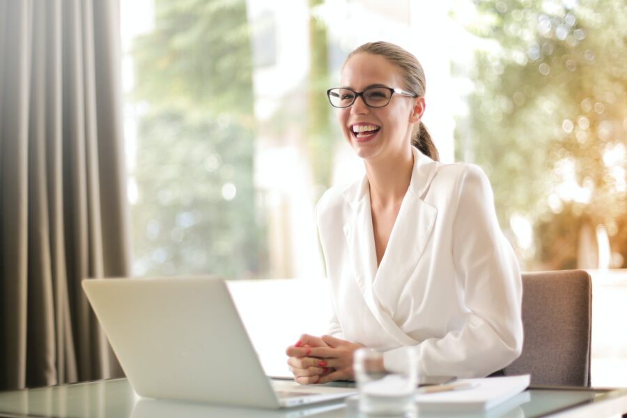 uspješna poslovna žena muški ili ženski mozak želje se ostvaruju, laughing businesswoman working in office with laptop
