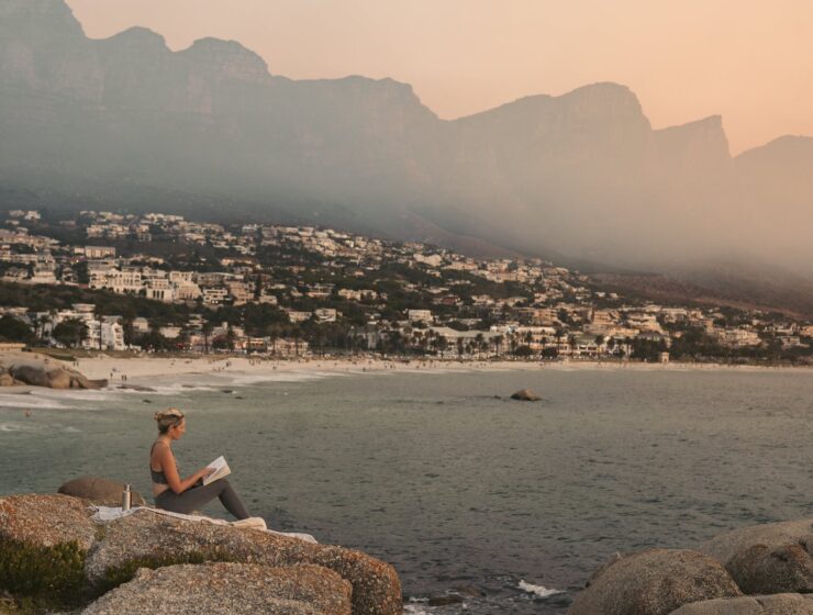 Zaljubljeni u sebe Jednom nogom vanka..., woman in gray tank top sitting on rock formation